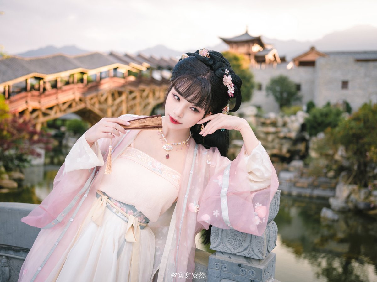 xieanran_'s tweet photo. 🌸🌙谁家的姑娘，能同你花月成双？🌙🌸 https://t.co/aWzSNeQDFE