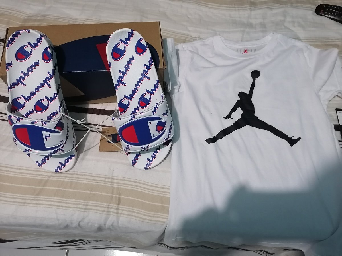 Y por que no, un regalito que le di a mi viejo hace unos días, gracias a él tengo el trabajo que tengo y este fue mi agradecimiento, le hacían falta unas sandalias y pues es fan de #Jordan