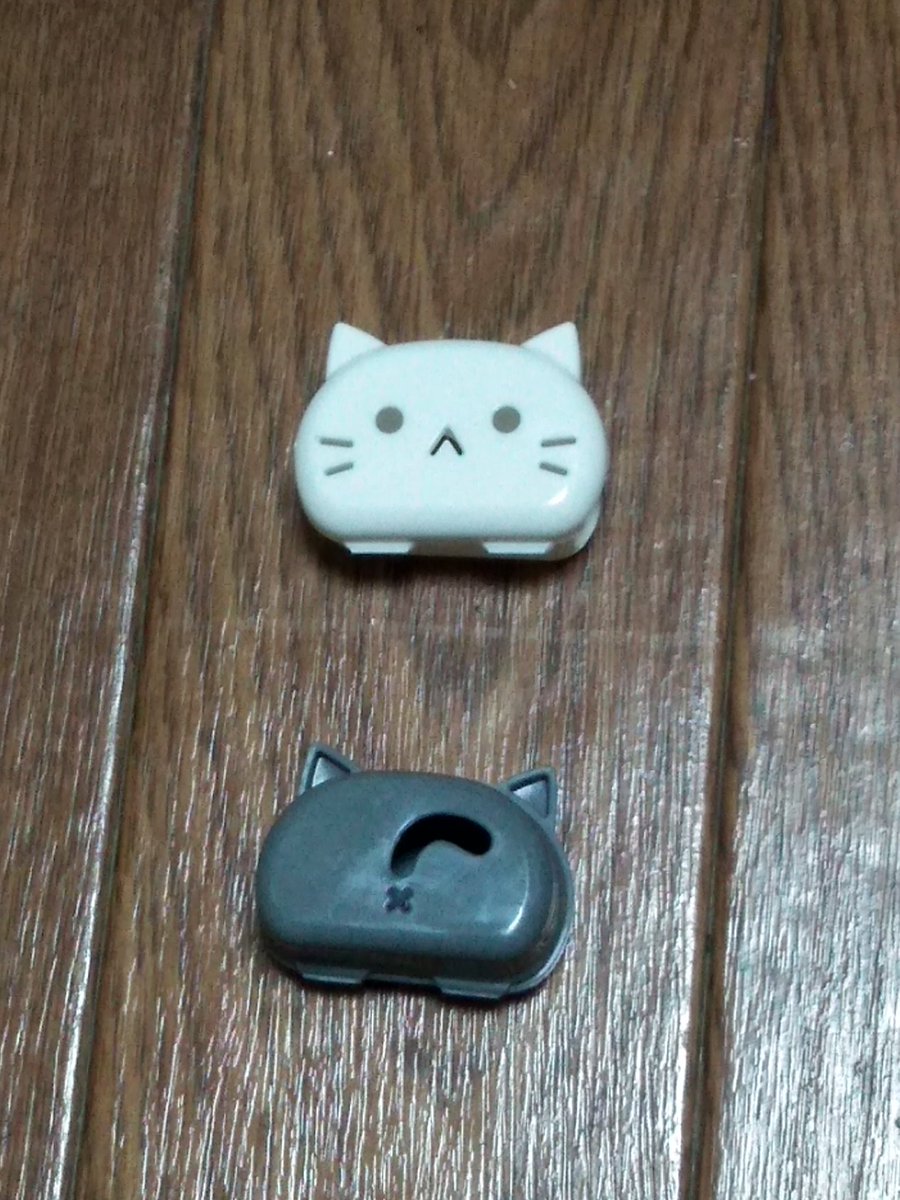 Nazna3004's tweet photo. 100均で買った歯ブラシキャップなんだけど
背面の空気穴にまさかの黄門さま https://t.co/9VjAlxPUuC