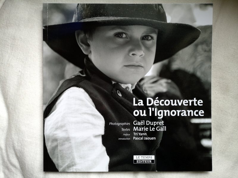GiachelloB's tweet photo. Reçu le très bel ouvrage de Gaël Dupret "La découverte ou l'ignorance" avec une très gentille dédicace. Un livre que je vous conseille vivement 😉
#livre #lecture #photographies #Bretagne #BZHG #culture #patrimoine #breton #bretonne #Triyann #pascaljaouen @GaelDupret https://t.co/bUYD2Zhv0J
