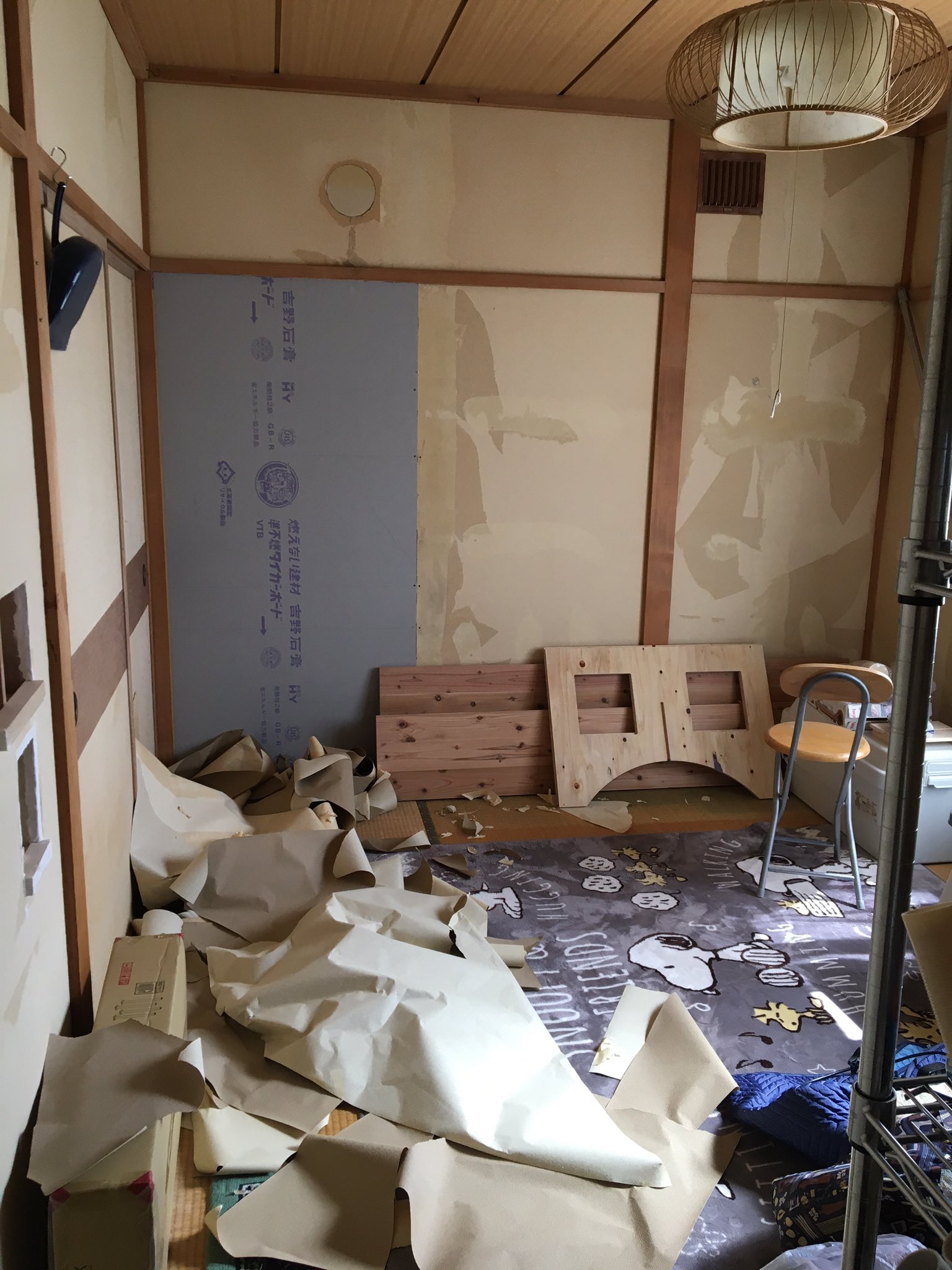 おが デスク作り 和室の壁紙貼り替え準備 煙突用の穴も埋めた 仕事部屋に壁紙を貼るべく化粧合板の段差をパテで埋める作業を同時進行でやってます パテ板は余ってた木材で適当に作りました Diy T Co Maphr3jbws Twitter
