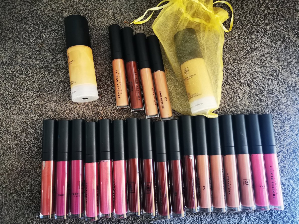 Marcia_kgaphola's tweet image. @djsbu Good morning, I supply individuals &amp;amp; makeup artists with makeup kits. A 3in1 highdefinition, hypoallergenic foundations with a formulation as a #Primer #Concealer &amp;amp; #uvprotector. All makeup products are available. It's a #ProudlySouthAfrican brand for South Africans #DJSBU