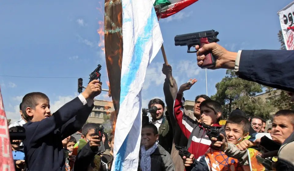 JoopSoesan's tweet photo. Ik denk dat deze foto genoeg zegt over "vreedzame Palestijnse demonstranten" https://t.co/g8uUo4BVll