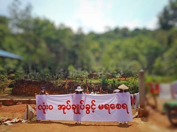 May1220947's tweet photo. ER BE ABLE TO RULE US"

Amidst oppression and arbitrary abductions, locals from #Mogok still protest against the military coup on a daily basis.

#MilkTeaAlliance 
#WhatsHappeningInMyanmar
#May8Coup https://t.co/vT6iwSyKEB