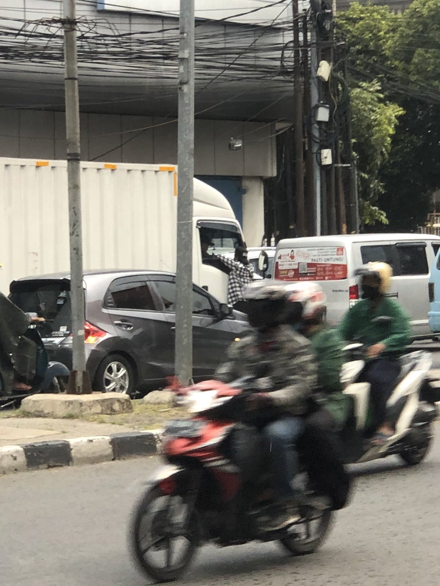 ricfernando's tweet photo. asik bener malaknya.. sambil ngelem pula.. lokasi lampu merah sawah besar gajah mada.. silahkan diserok pak @TMCPoldaMetro @SatpolPP_DKI @PolresJakPus @DKIJakarta https://t.co/X0hUdhXo4Y