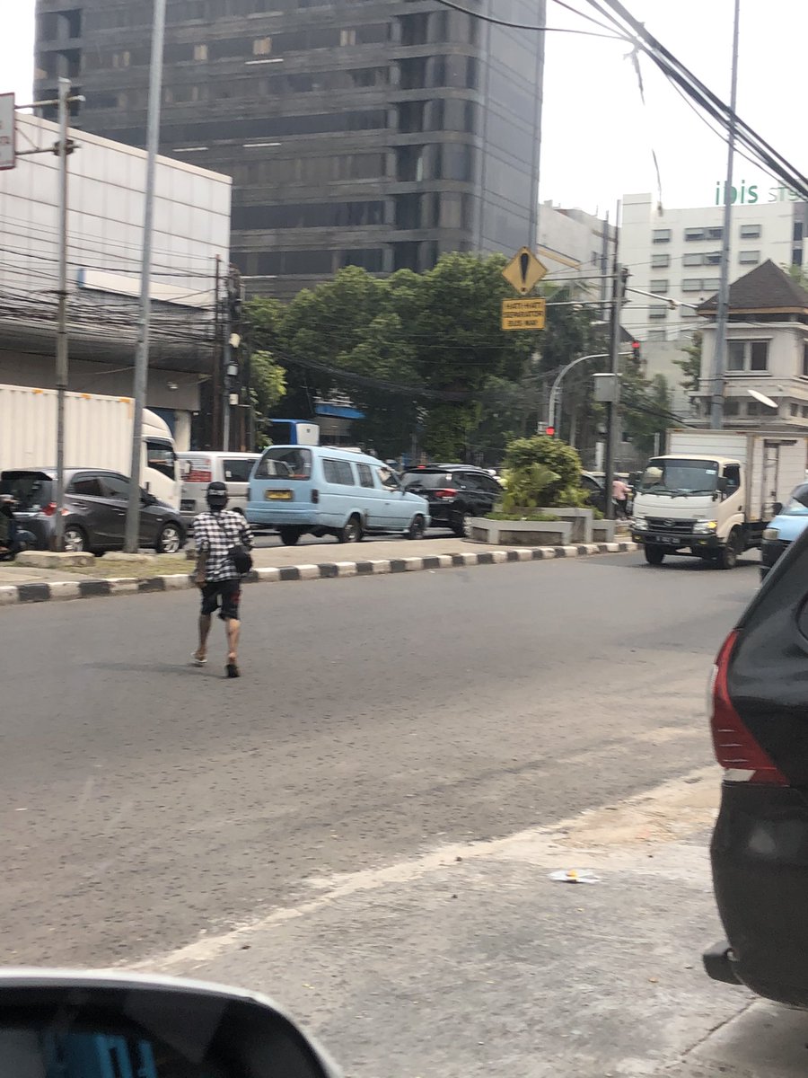 ricfernando's tweet photo. asik bener malaknya.. sambil ngelem pula.. lokasi lampu merah sawah besar gajah mada.. silahkan diserok pak @TMCPoldaMetro @SatpolPP_DKI @PolresJakPus @DKIJakarta https://t.co/X0hUdhXo4Y
