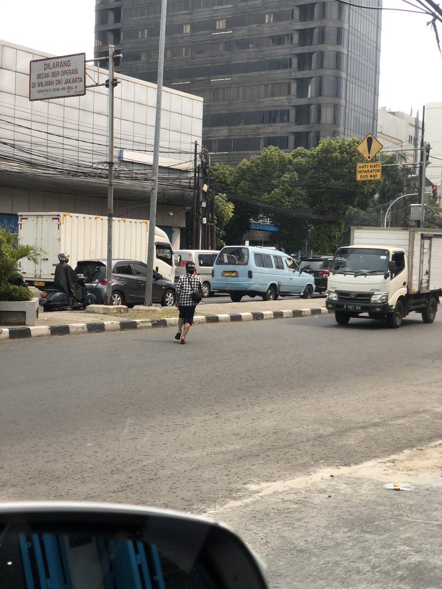 ricfernando's tweet photo. asik bener malaknya.. sambil ngelem pula.. lokasi lampu merah sawah besar gajah mada.. silahkan diserok pak @TMCPoldaMetro @SatpolPP_DKI @PolresJakPus @DKIJakarta https://t.co/X0hUdhXo4Y