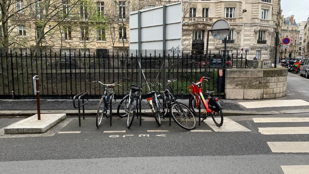 [TRHEAD] Aujourd'hui, on va vous parler de stationnement vélo dans le 16ème arrondissement! C'est un sujet qui fait plutôt consensus et on va vous expliquer pourquoi. C'est aussi un sujet sur lequel on devait avancer beaucoup BEAUCOUP plus vite!