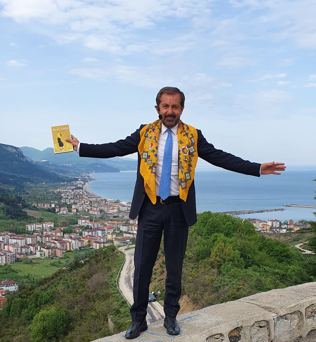Serhan_Asker's tweet photo. Hazırız.. Sarı Yazma boynumda.. 

Rıfat Ilgaz'ın kitabı elimde.. 

Cennet burası cennet!

Haydi buyurun yazın, görüş bildirin..
@halktvcomtr 
#görkemlihatıralar https://t.co/wP2nzLwlxu