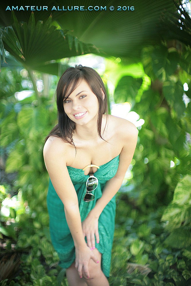amateur allure green dress Amateur Allure Welcomes Back Ellie Murphy in 2024