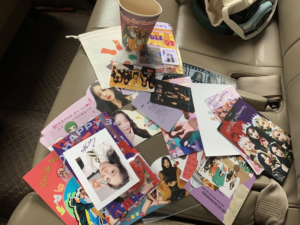 smtkhvs_22's tweet photo. ปกติเสา-อาทิตแทบไม่ได้หยุดเลย พอได้วันหยุดคือรีบมาถ่ายรูปร้านน่ารักของแจกเยอะมากน่ารักทุกอัน พี่ๆยอบุ้นก็น่ารักแต่จะถ่ายรูปก็เขินเกรงๆหน่อย ขอบคุนสำหรับกิจกรรมดีๆนะคะ ☺️🙏🏻💜#yeobunclub_event
#GIDLE #여자아이들
#3YearsWith6IDLE
#Happy3rdAnniversaryGIDLE
#GIDLE_3RD_ANNIVERSARY https://t.co/RijuqvYpUE