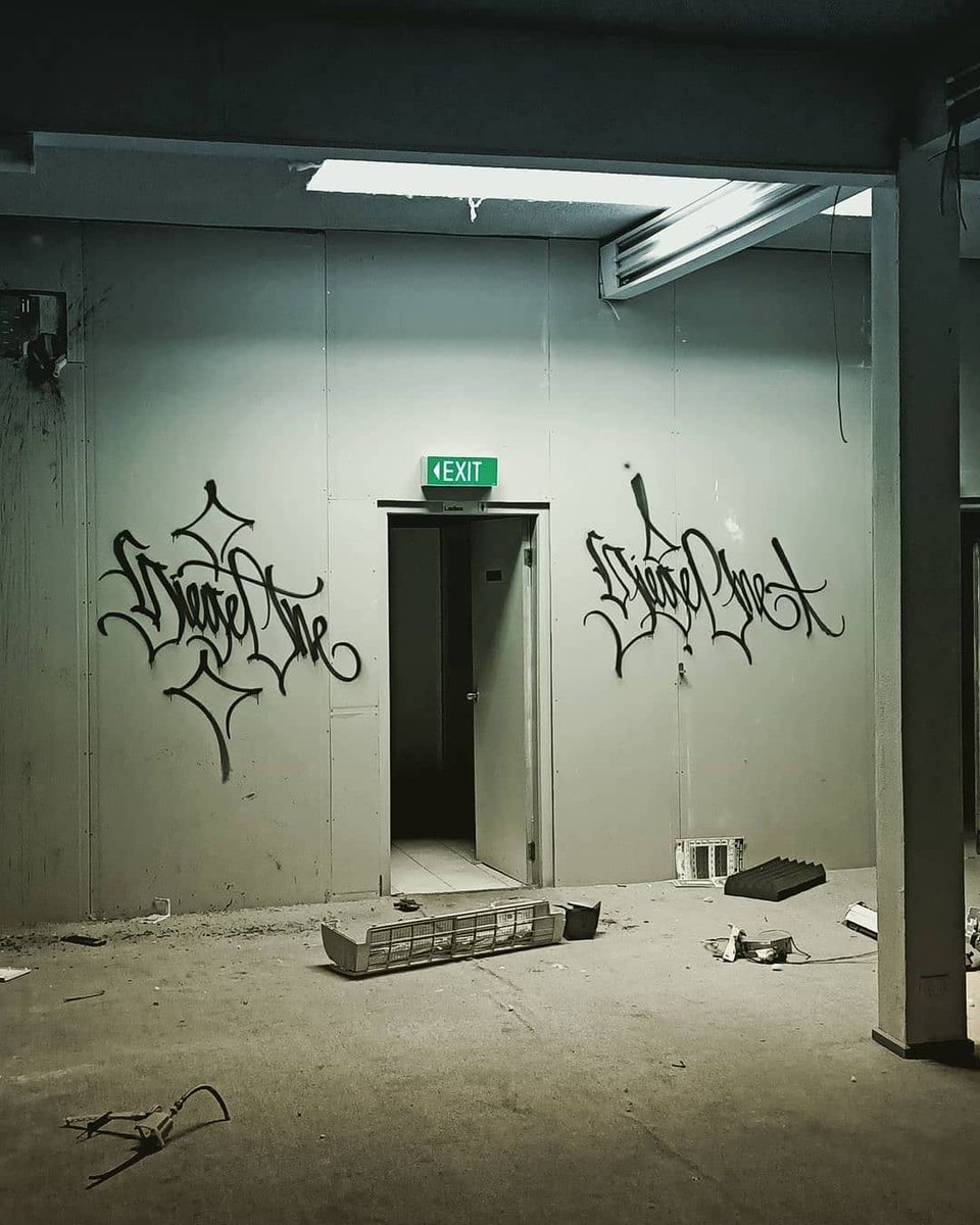 handstyler's tweet photo. a couple of shurikens on the wall by Siege (@siege.one). legend has it that someone broke into this abando and used the tags to cut into the walls and strip the place of copper 🔪🔪🔪.
#siege #handstyle #graffiti https://t.co/6nyp9EzYhx