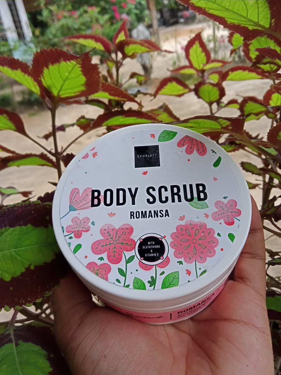 Yang Pertama Aku Pakai BODY SCRUB.Aku Pakai Body Scrub Scarlett Whitening Varian Romansa, Dengan Tekstur Buliran Scrub Yang Halus Dan Tidak Sakit Saat Diapplay. Aku Biasa Pakai Di Daerah Seperti Tangan Dan Kaki Sebelum Mandi ya. Oh Iya Pakainya 2-3 Kali Dalam Seminggu Ya.