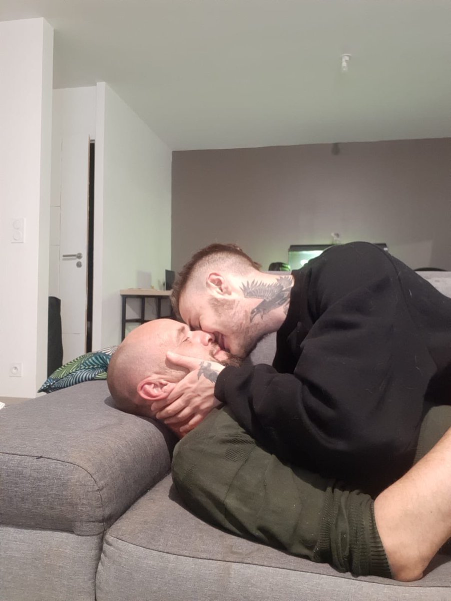 PommeGregory's tweet photo. Les jours fériés sont des odes à la fainéantise #CoupleGoals #couplegay #gay #LGBTQ #ftm #TransDayOfVisibility #gayfrench https://t.co/h1V9LENmnc
