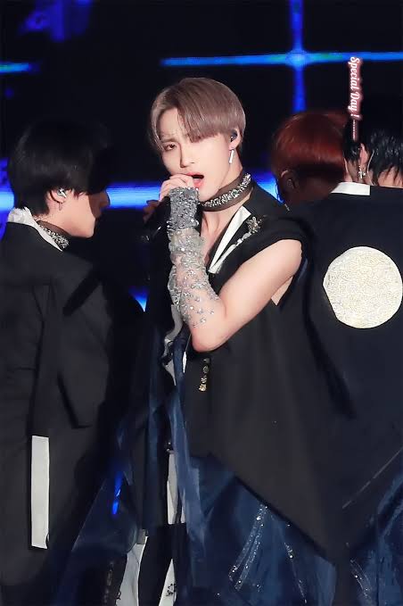 park seonghwa on stage without crop — an important thread