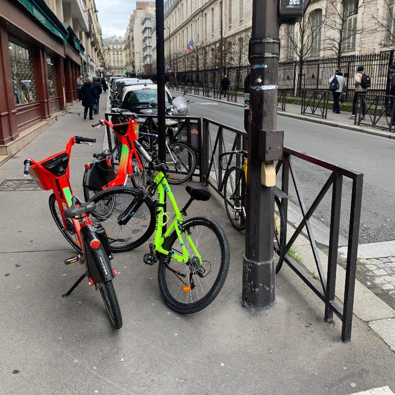 Le besoin de places vélo est important pour les cyclistes bien sûr! Mais pas que pour eux... Sans emplacement vélo, on arrive à des situations comme celle-là qui ne sont pas du tout confortables pour les piétons, mais aussi pour les cyclistes... (bof les  @UberFR tout de même ).