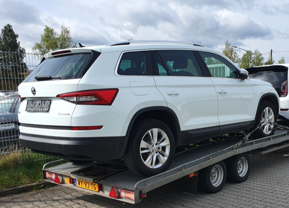 ŠKODA KODIAQ , inderdaad een beer van een auto... (psst, er staan ook nog ander kleuren te koop in Duitsland dan wit) 😅#import #auto #duitsland