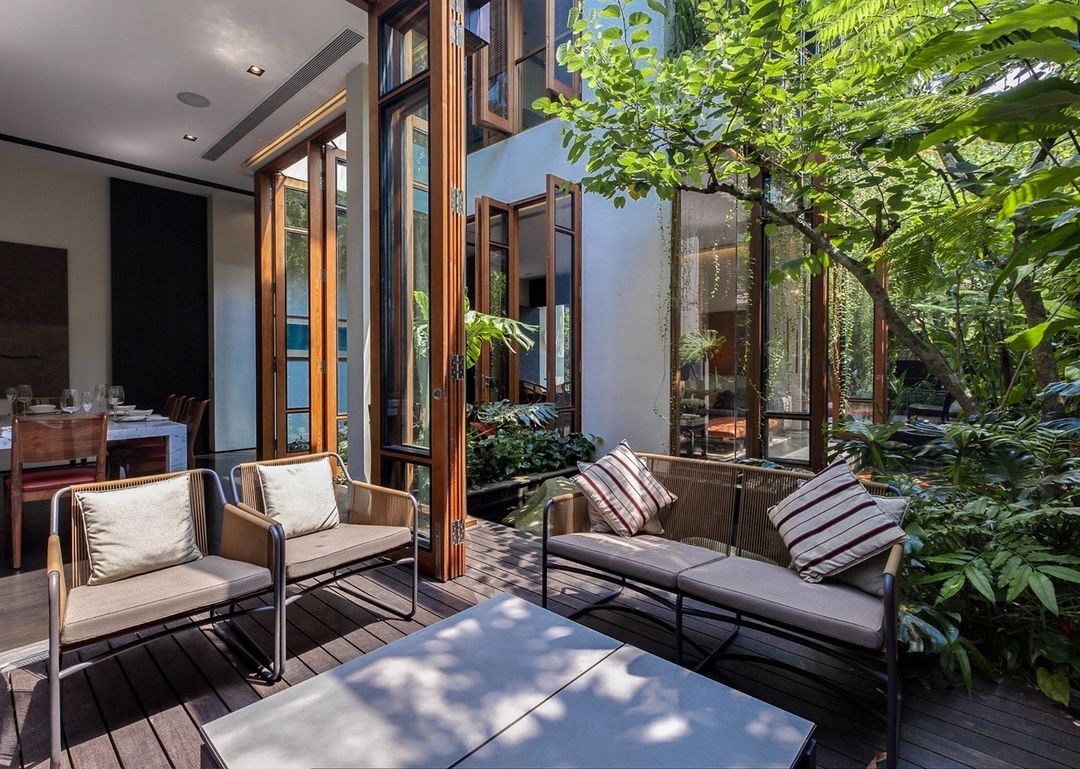 ProvencherTim's tweet photo. Where the home merges with outdoors. 🌱

 📸 @aamerarchitects https://t.co/1PIu0eeAKp