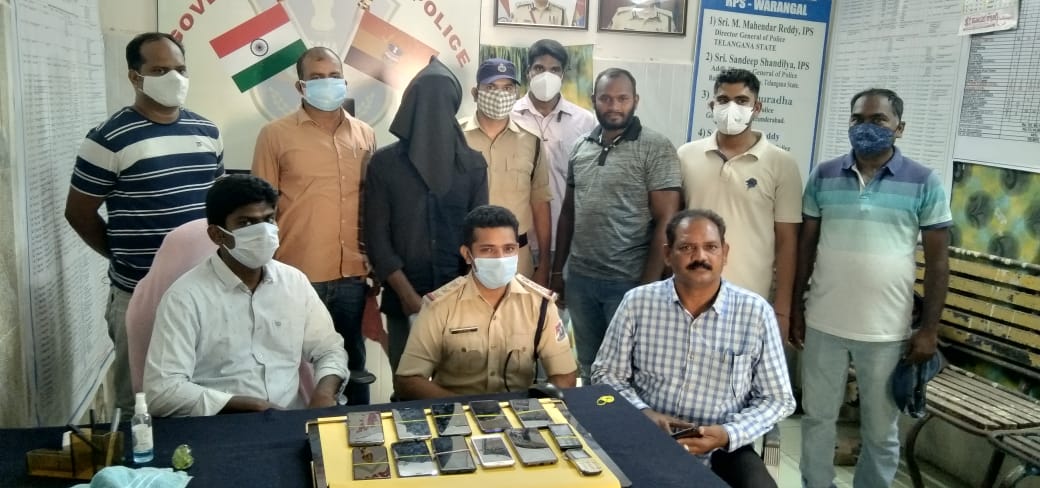 RPF_INDIA's tweet photo. #RPF #Warangal, Secunderbad Division of @rpfscr nabbed mobile thief keeping a close watch of CCTV footage. Recovery of 12 mobiles worth Rs. 1,05,000 #SentinalsOnRail
@PiyushGoyal @RailMinIndia @arunkumar783 https://t.co/aupfeLKgll