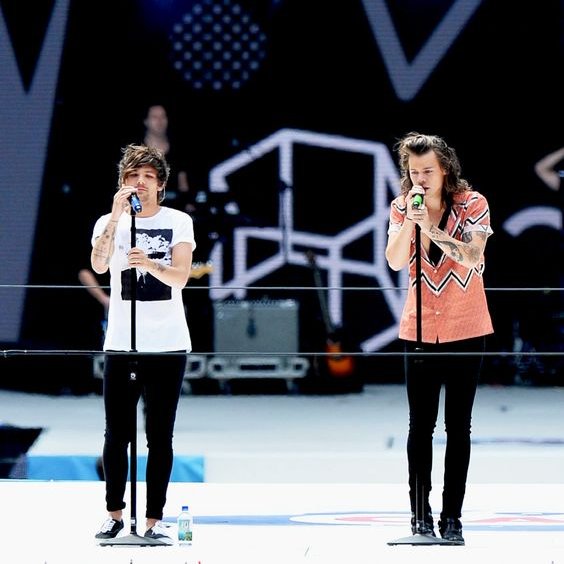 I miss seeing Louis & Harry beside each other on stage...~a thread~