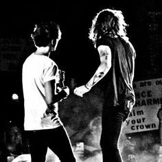 I miss seeing Louis & Harry beside each other on stage...~a thread~