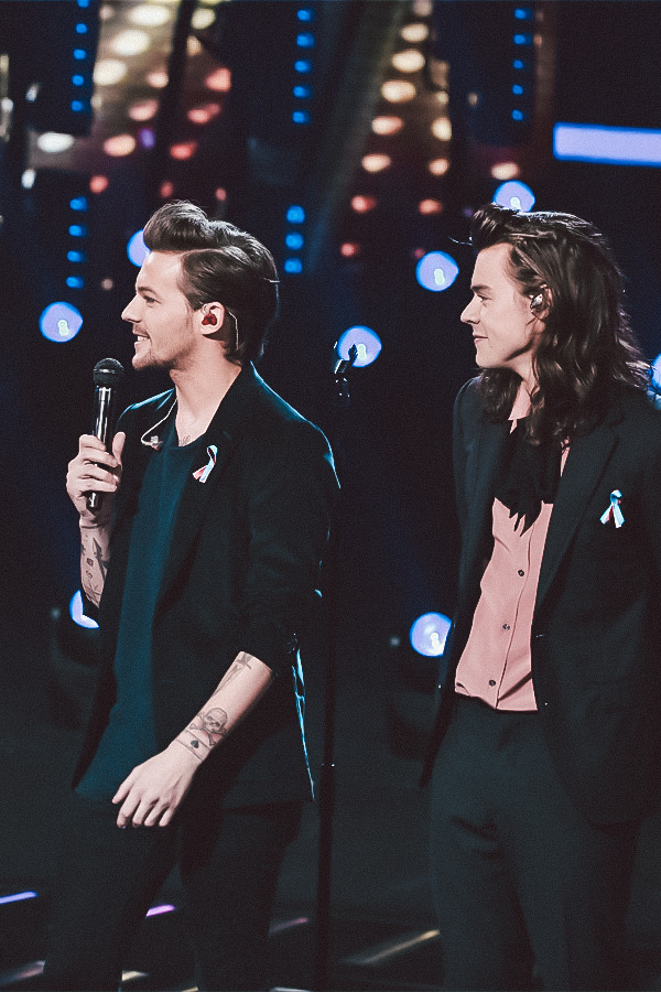 I miss seeing Louis & Harry beside each other on stage...~a thread~