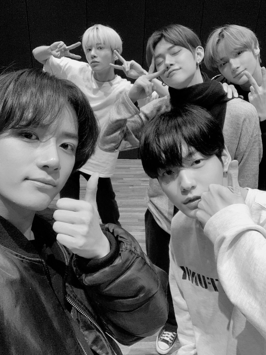 ilybeomy's tweet photo. Vocês são meu tudo, eu nunca vou desistir de vocês, obrigada por terem me ajudado a não desistir 💜 eu amo amo amo amo amo amo amo vocês muito @TXT_members https://t.co/KaZEquMXBo