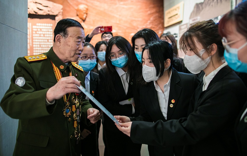 HohhotChina's tweet photo. #Hohhot held a series of events to mark #YouthDay on May 4. Here, league members view exhibits on display at the Inner Mongolia Museum, listen to stories related to the revolutionary history, and take part in volunteer services such as sorting library books. #CPC100 https://t.co/pCsv0y8ZBk