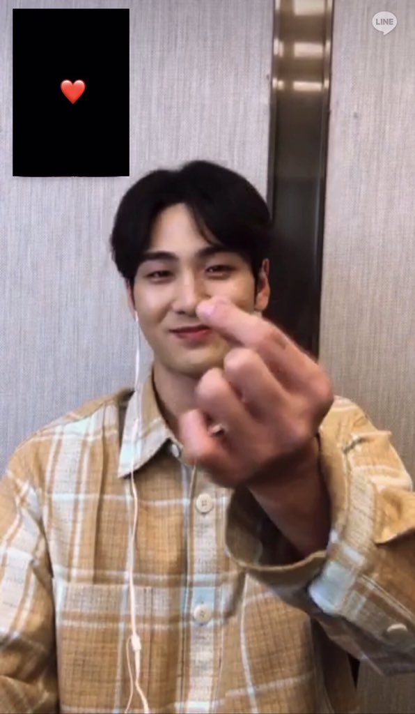 randomheart's tweet image. can’t get over the fact that baekho is looking at me like this 😭😭😭