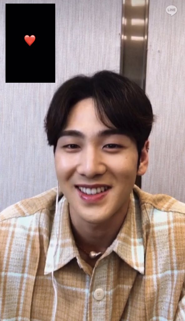 randomheart's tweet image. can’t get over the fact that baekho is looking at me like this 😭😭😭