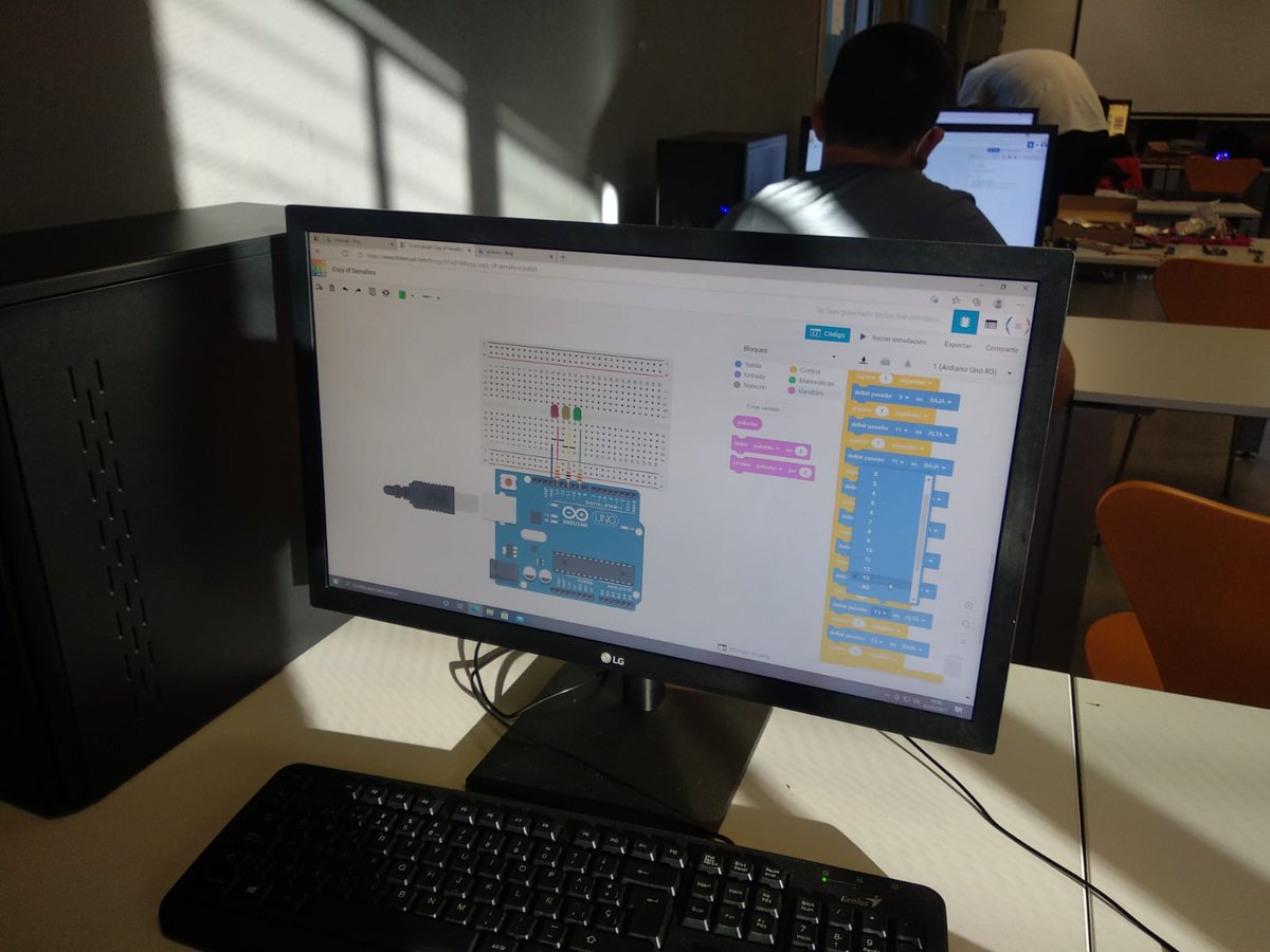 retroparla's tweet photo. Ayer en la quinta sesión de nuestro #taller de #programacionporbloques en #LaCasa de la @Juventud_Parla, continuamos trabajando con #TinkercadCircuits y cacharreando con #Arduino
#Ligthbot #Scratch #TinkercadCircuits #Thunkable #MakeCode https://t.co/zFc0Vy6y6r