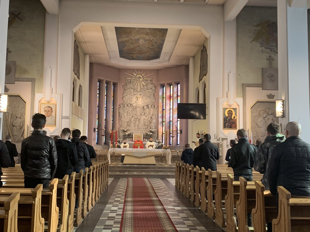 MichalSAC's tweet photo. Od uroczyście sprawowanej jutrzni zaczęliśmy dzień w którym 4 naszych diakonów przyjmie świecenia prezbiteratu. #WSDSAC https://t.co/F5PAFkpsjH