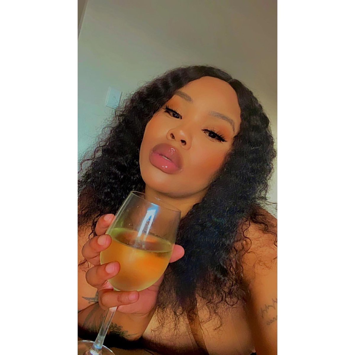 OmuhleQueen's tweet photo. Fine like wine ☺️🥂😍 https://t.co/w4uUreQlPf