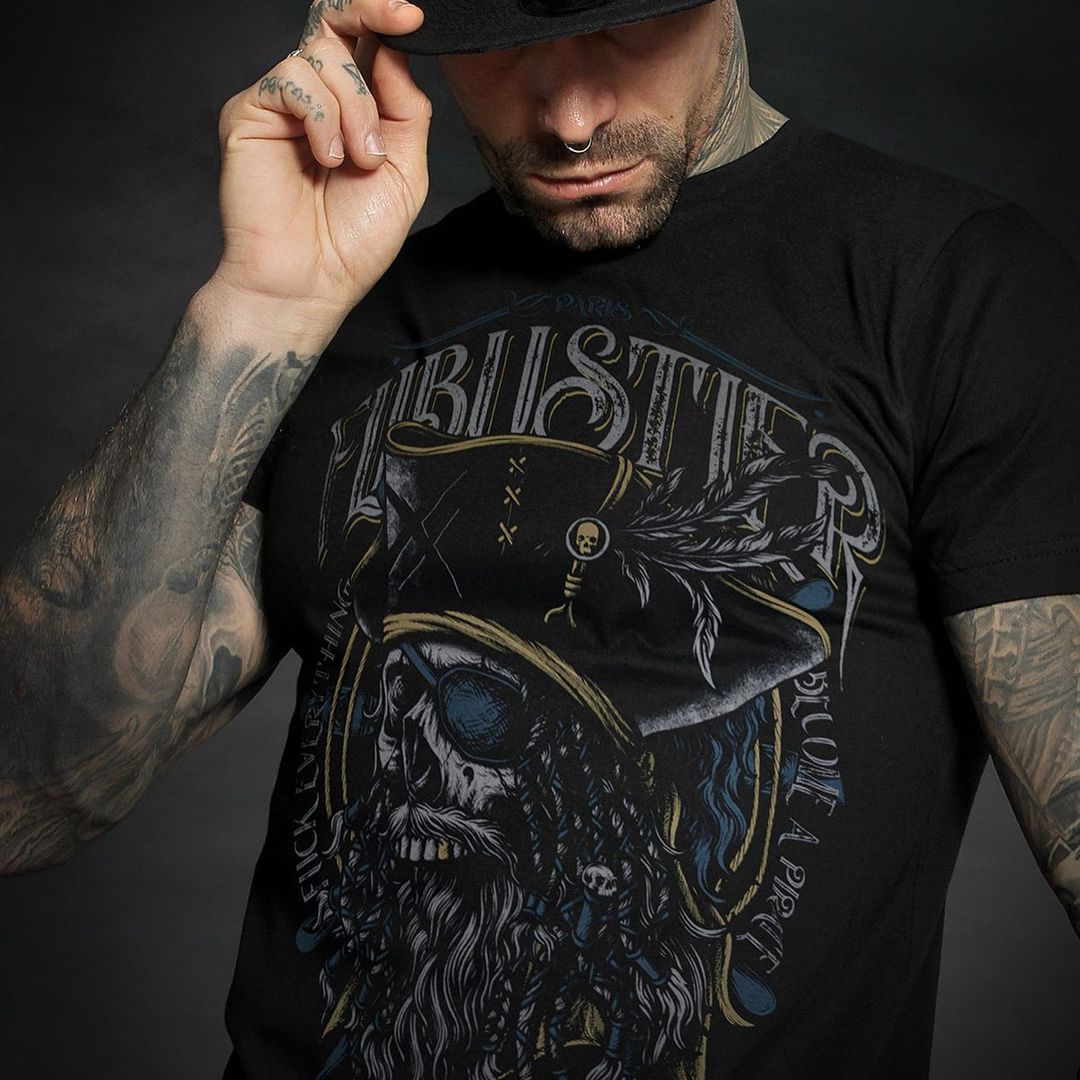 FlibustierParis's tweet photo. ☠️ Notre t-shirt réalisé en collaboration avec #HYRAW est dispo en ligne et il sera en boutique dès le 19 mai pour la réouverture. 

Sachez qu'il est limité à 150 exemplaires alors ne trainez pas. 

T-shirt dispo ici ➡ https://t.co/7Eavg3bPjy https://t.co/k4ZCkiWpnr