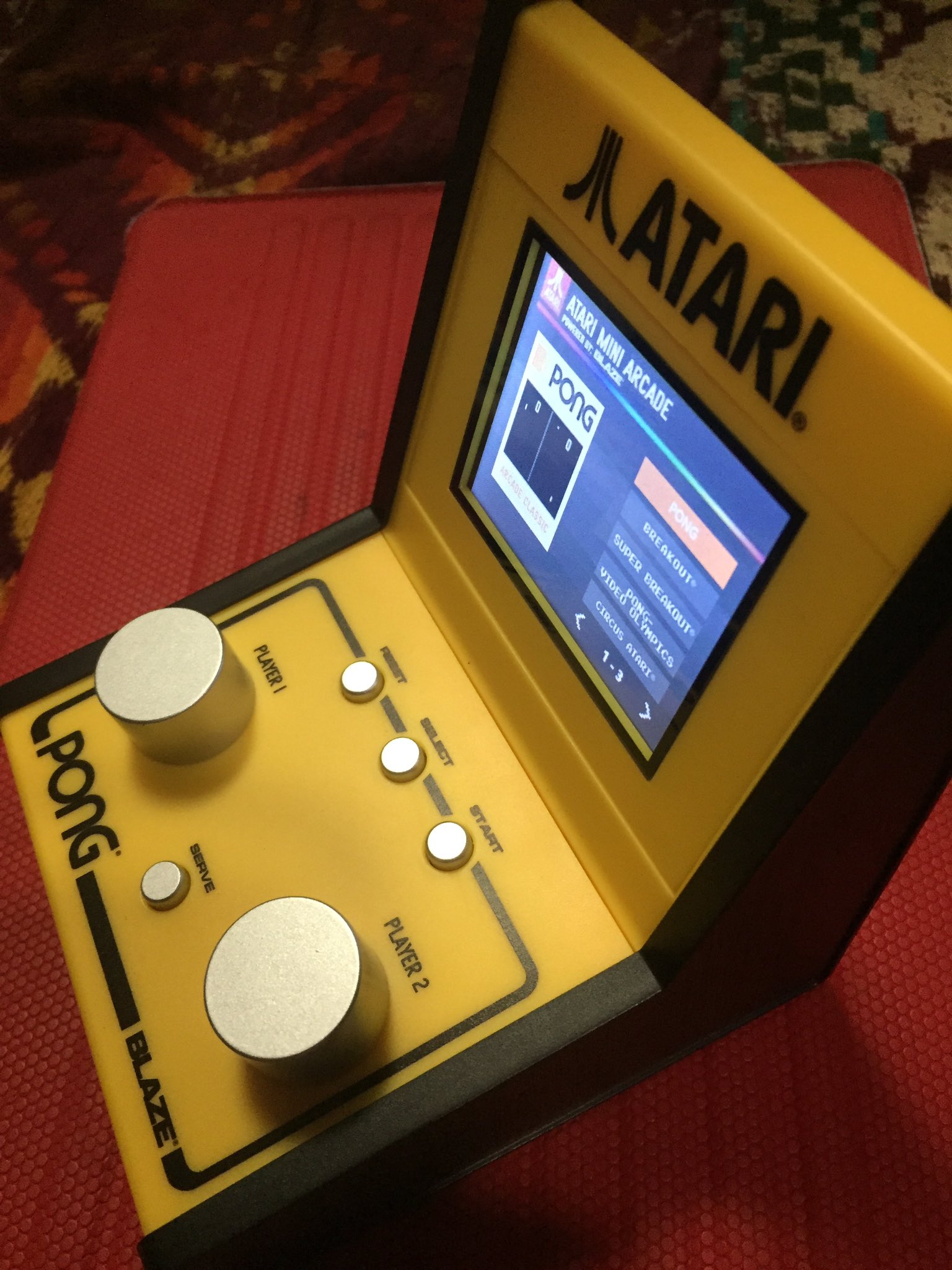 森木 靖泰 レトロゲーム大好きおじさん 最近ポチッたゲーム機が届きました Atari Mini Arcade 01 Pong ポンを含めて12種類のレトロゲームが遊べるみたい ポン 2プレイヤーモードを1人で遊ぶと 1人で左右のパドルを操作 すごく虚しい T