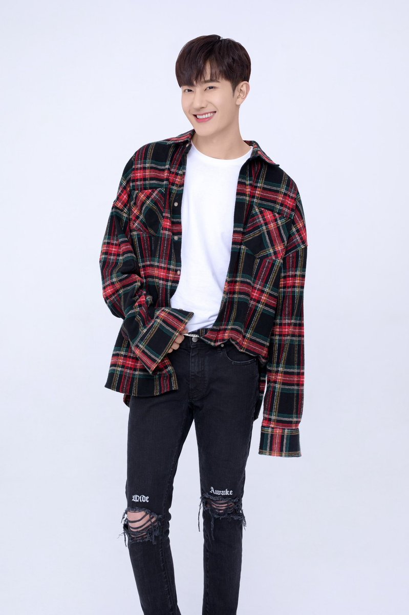 210508 Zhou Mi Weibo update (3/3): 
How do you rate these nine-square smiles? 😁😁😁