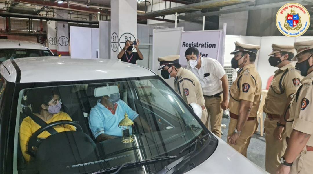 mybmc's tweet photo. The Kohinoor Parking Vaccination centre at @mybmcWardGN was visited by @CPMumbaiPolice Hemant Nagrale, who expressed his satisfaction at the arrangements made at the facility. 

#MyBMCVaccinationUpdates https://t.co/Dr3UMmRBLd