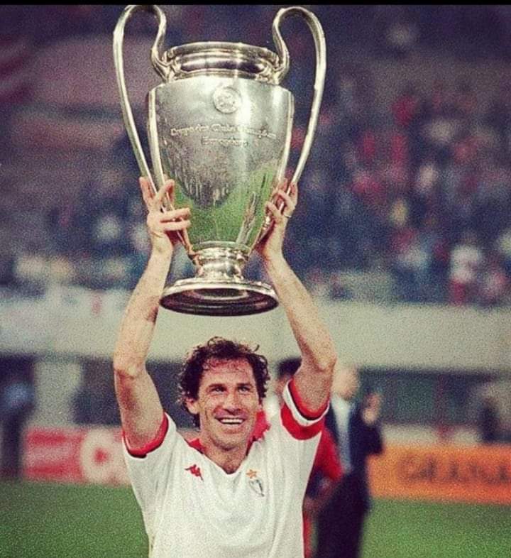 Buon Natale a tutti! 

E soprattutto tanti auguri a <a href="/FBaresi/">Franco Baresi</a>, il Capitano!

#Baresi #6xsempre❤️🔴⚫