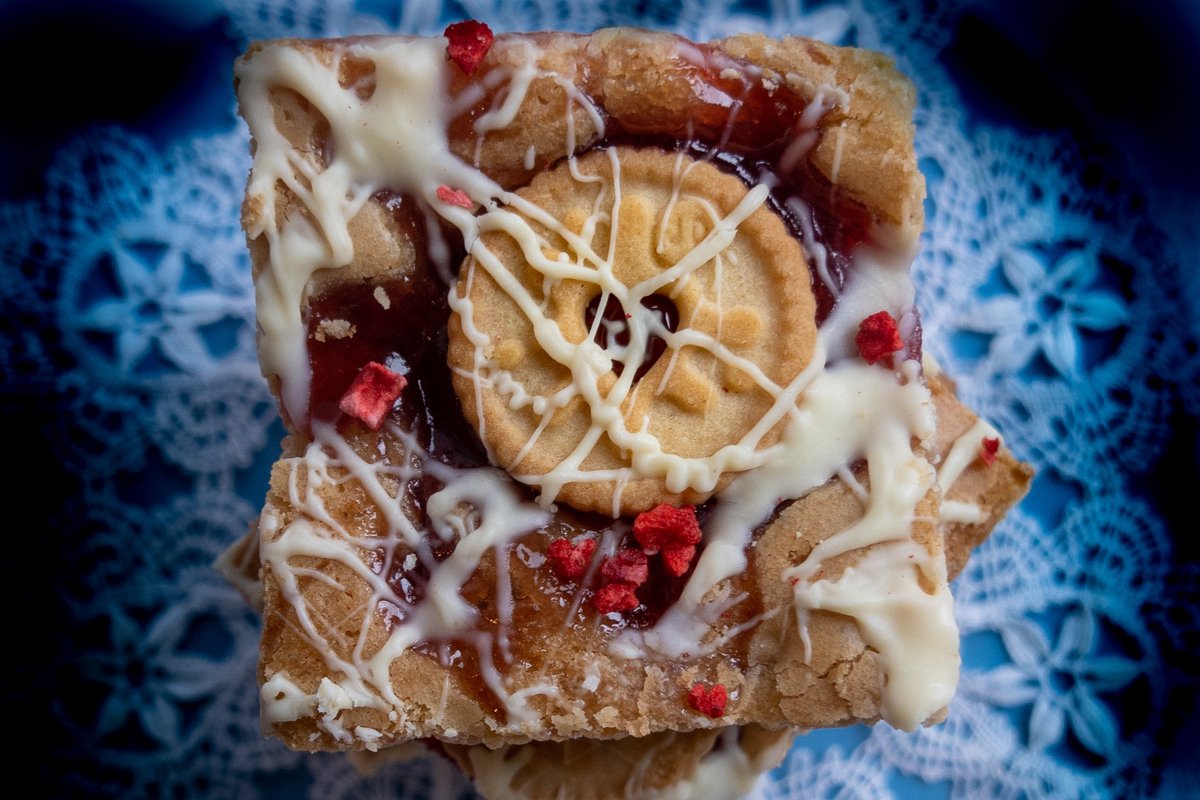 EllaBakes's tweet photo. I adore these Jammy Dodger White Chocolate Blondies, honestly they are just so yummy🍓

https://t.co/j3kXInEZil

#blondies #BakingBloggers #blondiesofinstagram
#blondiebrownie #jammydodgers #foodphotography #foodphotographyandstyling #kidsactivity #funbaking #whitechocolate https://t.co/JgwmlviZt0