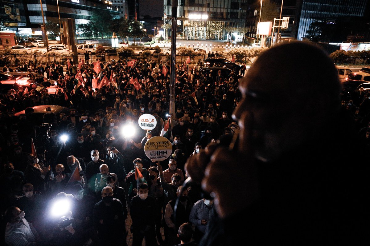 ihhinsaniyardim's tweet photo. "Kudüs’e Destek Gösterisi"

Genel Başkanımız Bülent Yıldırım’ın çağrısı ile İsrail'in #MescidiAksa'da namaz kılanlara yönelik baskının ardından binlerce kişi, İsrail'in İstanbul Başkonsolosluğu'nda toplanarak İsrail terörünü protesto etti.

https://t.co/ABKmNghAb7 https://t.co/2Bf7dA9T9d