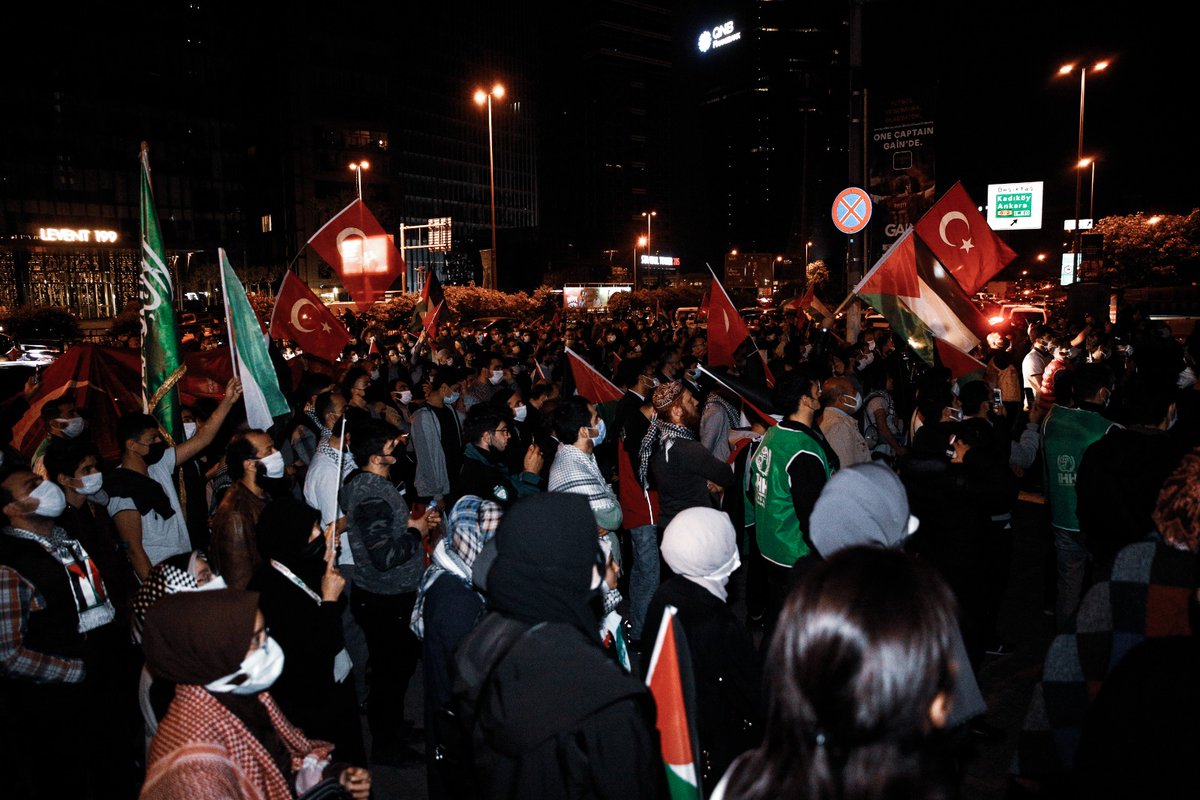 ihhinsaniyardim's tweet photo. "Kudüs’e Destek Gösterisi"

Genel Başkanımız Bülent Yıldırım’ın çağrısı ile İsrail'in #MescidiAksa'da namaz kılanlara yönelik baskının ardından binlerce kişi, İsrail'in İstanbul Başkonsolosluğu'nda toplanarak İsrail terörünü protesto etti.

https://t.co/ABKmNghAb7 https://t.co/2Bf7dA9T9d