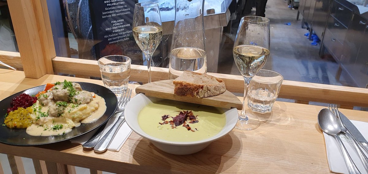 Pikku hiljaa vapautuvan korona-arjen luxusta. Ruokaostosten lomassa hinta/laatu/makuelämys kohdillaan. #FoodMarketHerkku Helsingin keskustan Bistro