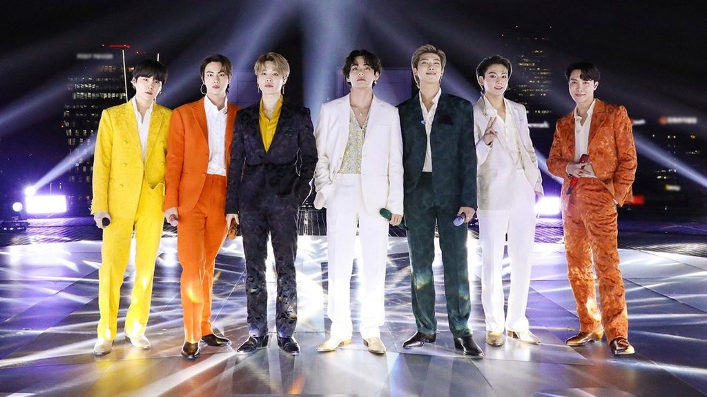 btsvotingvn's tweet photo. 400 REPLY CHALLENGE 👏🏿

Reply tên từng thành viên BTS và màu trang phục họ đang mặc trong tấm hình này. 

-
I vote #Dynamite as the #BestMusicVideo for the #iHeartAwards ( @BTS_twt ) https://t.co/FB2eYzMMGr
