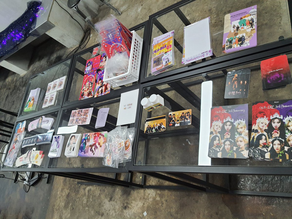 ggmania3's tweet photo. ขอบคุณนวล.ที่เอาของมาแจกนะคะ
ผลงานสวยมากๆเลยอะ
ชอบมากกกกกกกก
ของเต็มโต๊ะเลยอะ🙏
#3YearsWith6IDLE #Yeobunclub_event https://t.co/xiyMsNkXpv