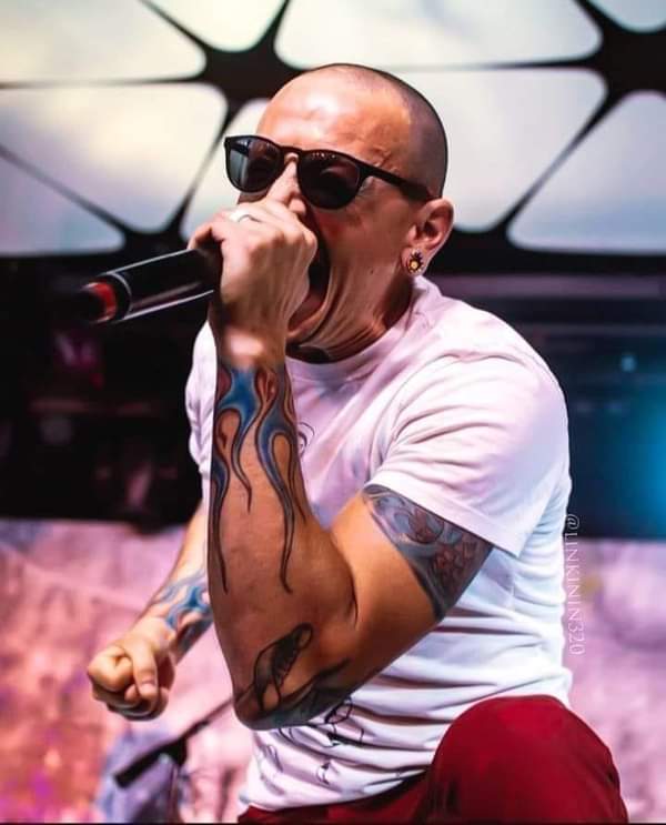 Cutierottie's tweet photo. Happy Saturday everyone! And have a great weekend too,sending you all loads of love and big hugs 😊😘 #MakeChesterProud #CelebrateChestersLife #LPFamilyLove #NeverForget  #ChesterbeForever #ForeverLoved  stay safe https://t.co/JbQXI3O96i