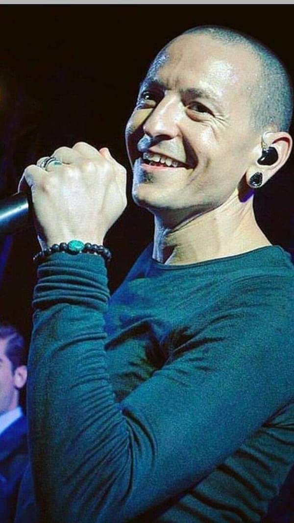 Cutierottie's tweet photo. Happy Saturday everyone! And have a great weekend too,sending you all loads of love and big hugs 😊😘 #MakeChesterProud #CelebrateChestersLife #LPFamilyLove #NeverForget  #ChesterbeForever #ForeverLoved  stay safe https://t.co/JbQXI3O96i