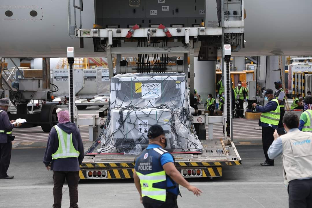 MovingForwardPH's tweet photo. #ResBAKUNA | Vaccine Doses in PHILIPPINES

💉ADDITIONAL shipment of #AstraZeneca vaccines via COVAX Facility : 2 MILLION DOSES

💉TOTAL number of vaccine doses in Philippines : 7,540,600

#DuterteLegacy
#DuterteCares
#VacciNation

👊🇵🇭👊🇵🇭👊

https://t.co/KQHA556PyZ https://t.co/yGyzf2Oq4N