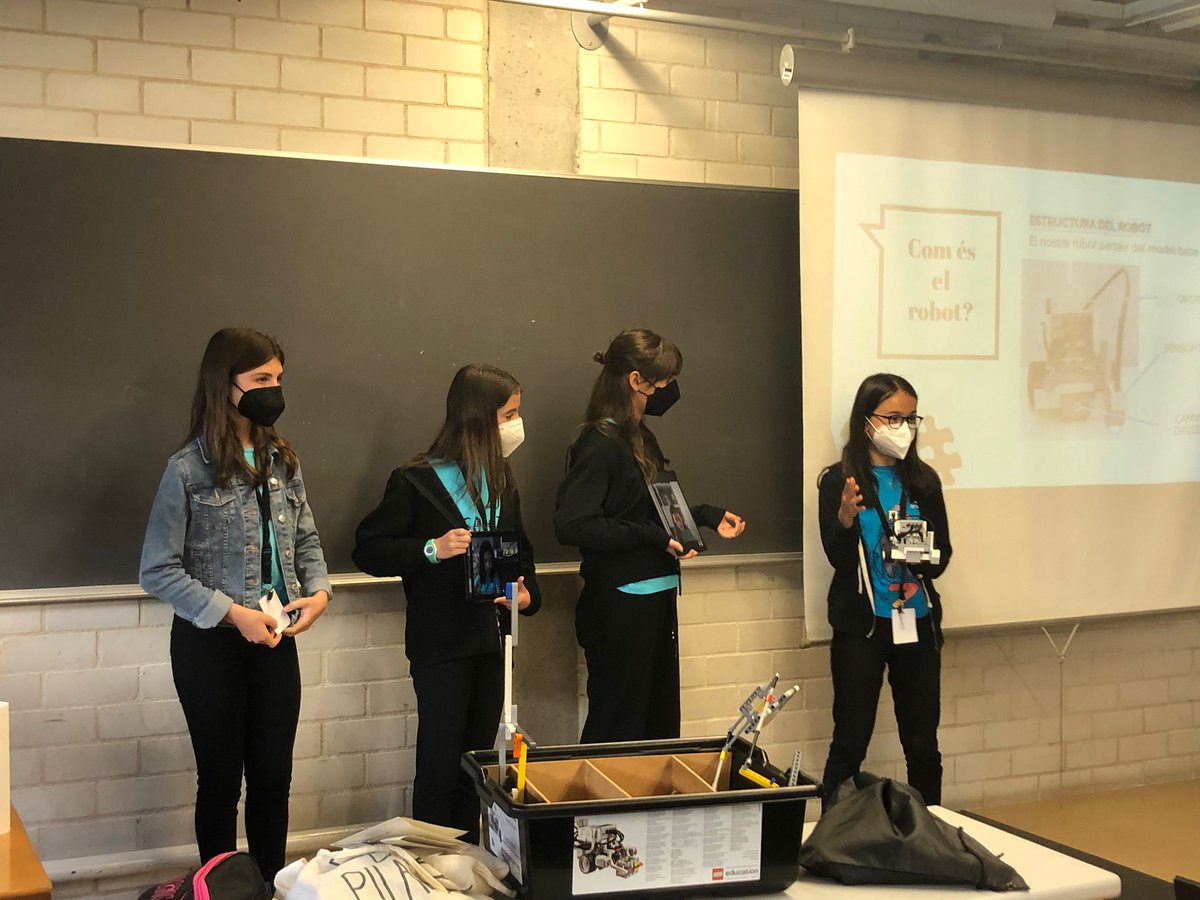 L'equip Som7 de <a href="/lesalzines/">Institució Les Alzines</a> avui a la #FLLgirona #morethanrobots <a href="/FEMenGIN/">FEMenGIN</a>