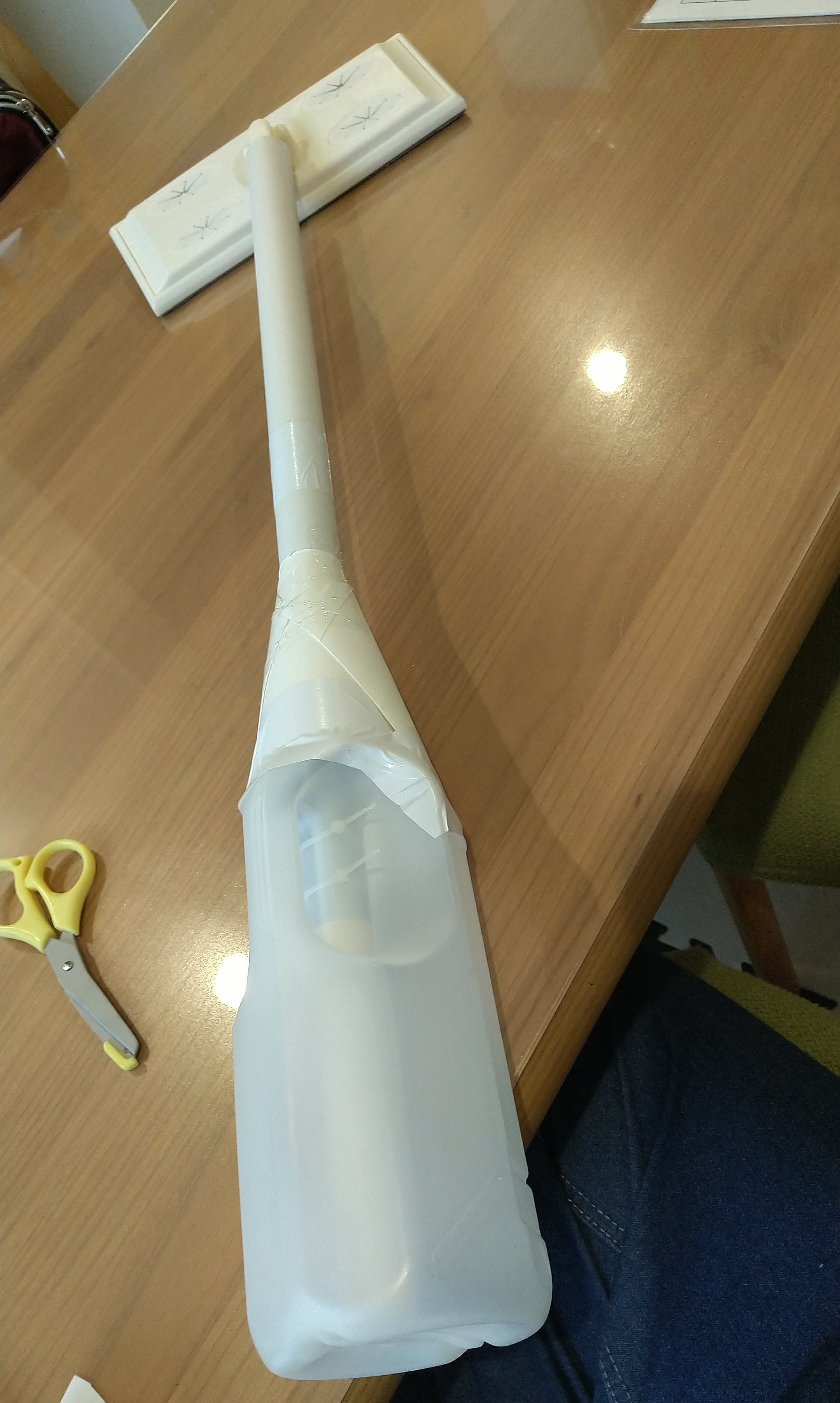 那須野ゆい サラダ油の空容器 サランラップの芯 100均のクイックルワイパー こども用のサイクロン掃除機 こども の趣味に合わせてミッキーにしたら掃除機要素が減ったけど こどもが喜んでいるから良しとする 手作り掃除機 ミッキーマウス クイック