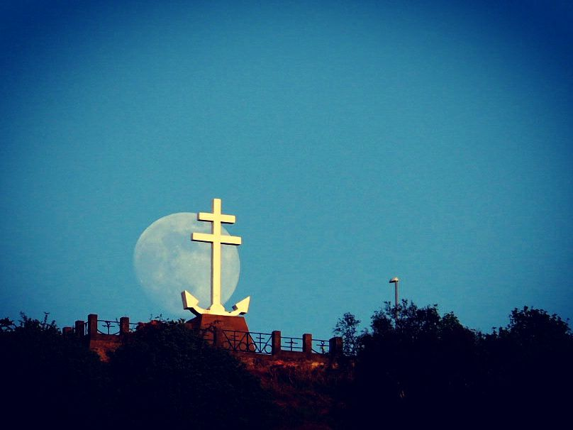 StephenAHenry's tweet photo. A favourite of mine from 4 years ago #moon #FreeFrenchMemorial #lylehill #greenock #Inverclyde #Scotland as seen from #Gourock https://t.co/3nFLvRL6p2